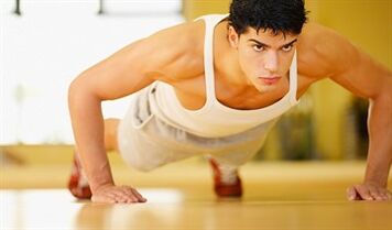 Kroonilise prostatiidiga võimlemisharjutust sooritav mees