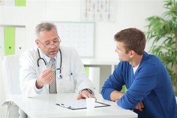 Uroloog konsulteerib kroonilise prostatiidiga patsienti
